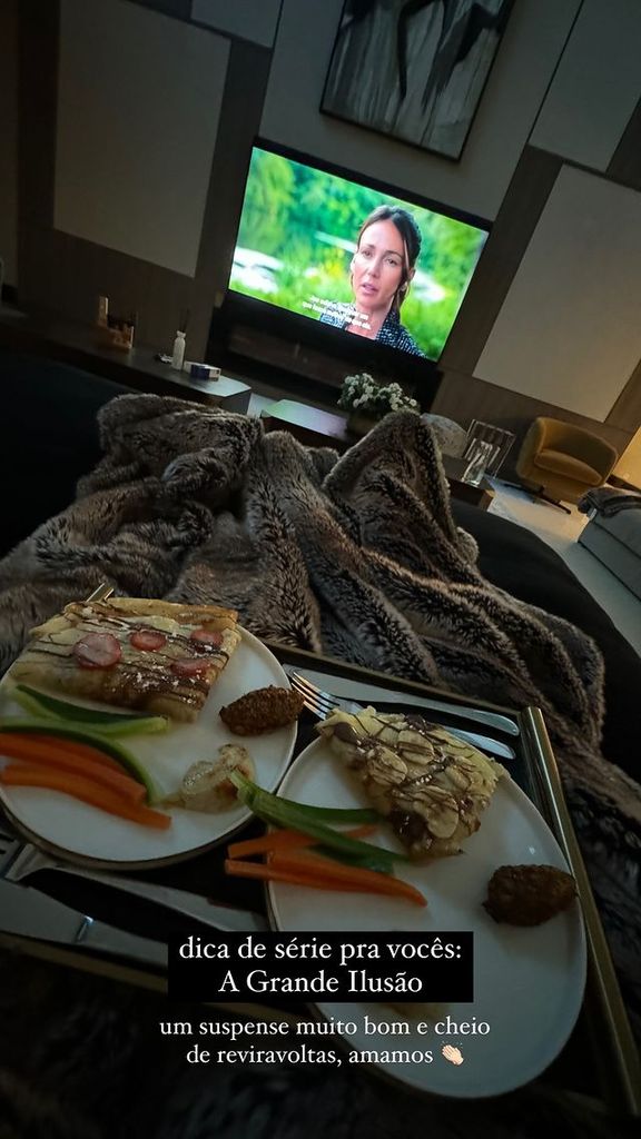 Bruna y Neymar disfrutaron de una tarde de cine en casa.