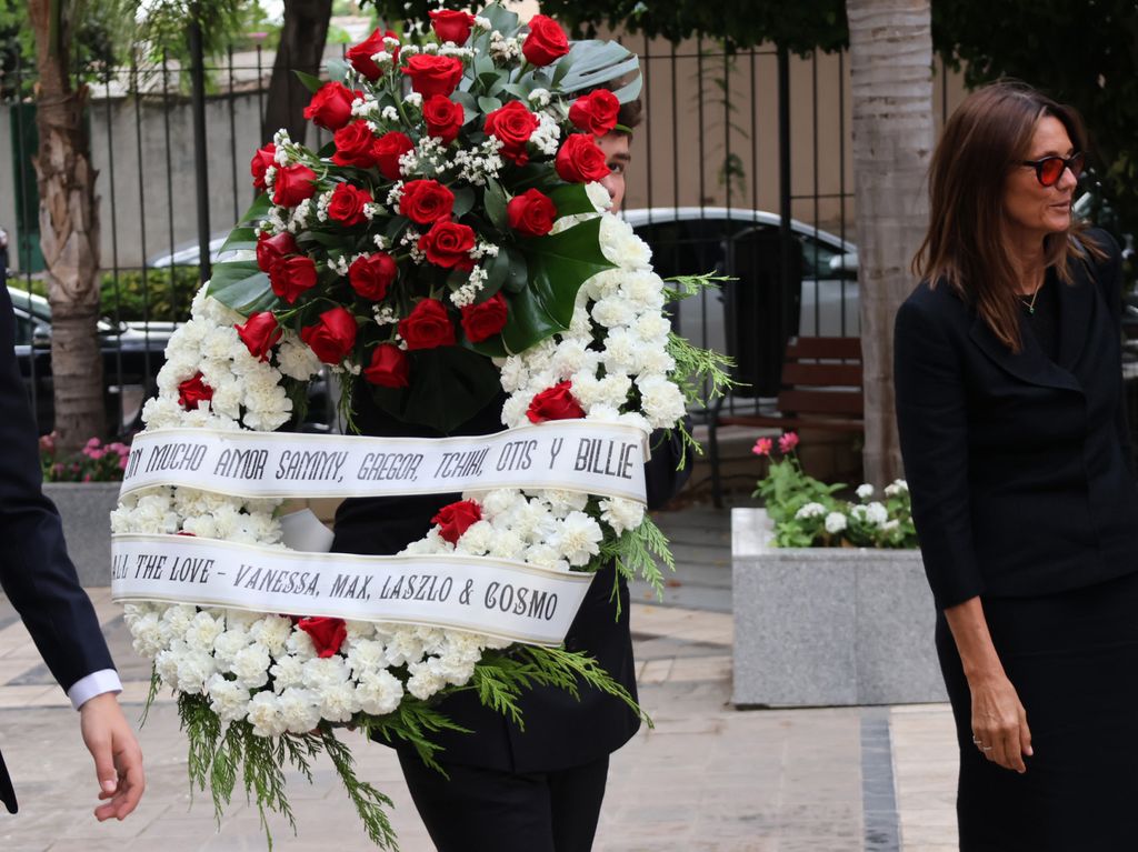 Las coronas de flores en memoria de Luis Ortiz llegan a la iglesia