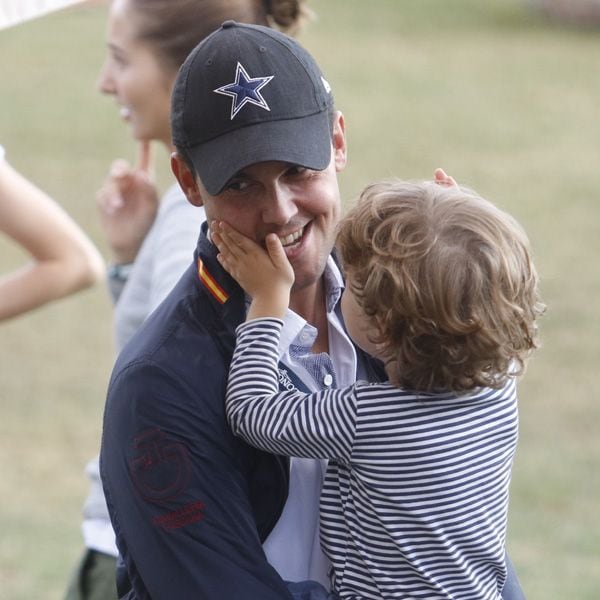 El pequeño Amancio jugando sin parar con su padre, el jinete Sergio Álvarez
