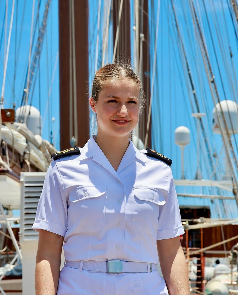 La princesa Leonor a bordo del buque Juan Sebastian Elcano en el puerto de Salvador de Bahía (Brasil) este 13 de febrero de 2025