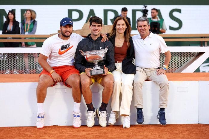 Carlos Alcaraz posa con sus padres y su hermano