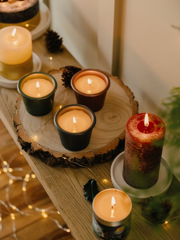 Composición de velas en una decoración de Navidad