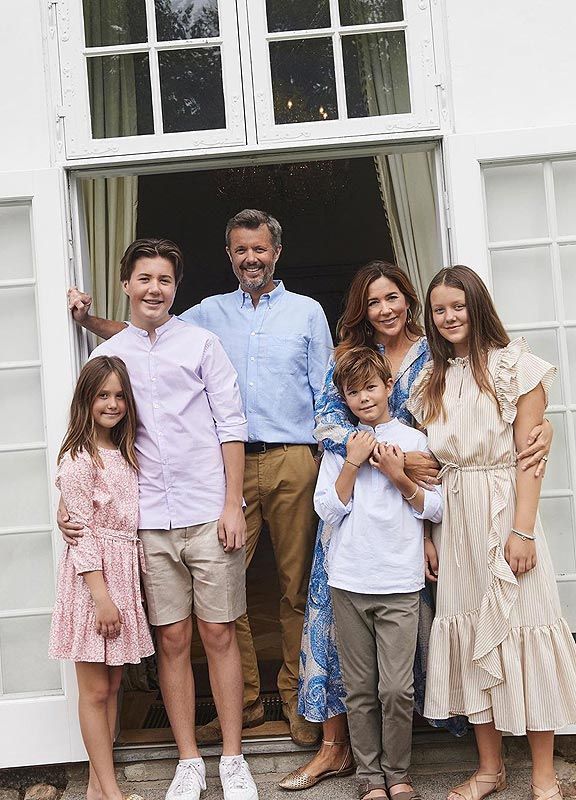 Federico y Mary de Dinamarca con sus hijos