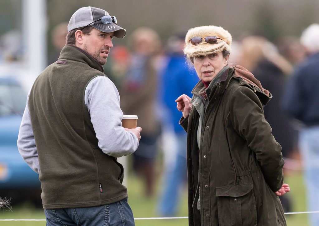 La princesa Ana con su hijo Peter Phillips en una de las competiciones que se organizan dentro de su finca