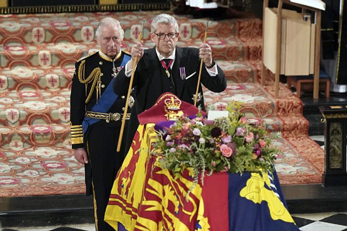 El rey Carlos III con Lord Chamberlain