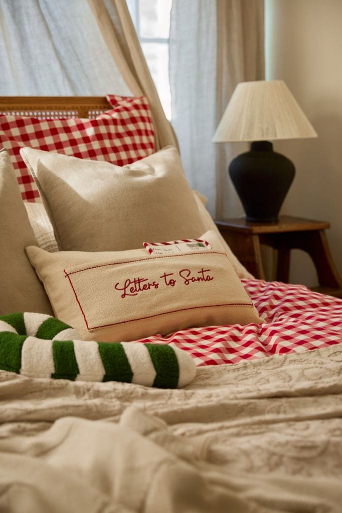 Cama decorada con cojín navideño