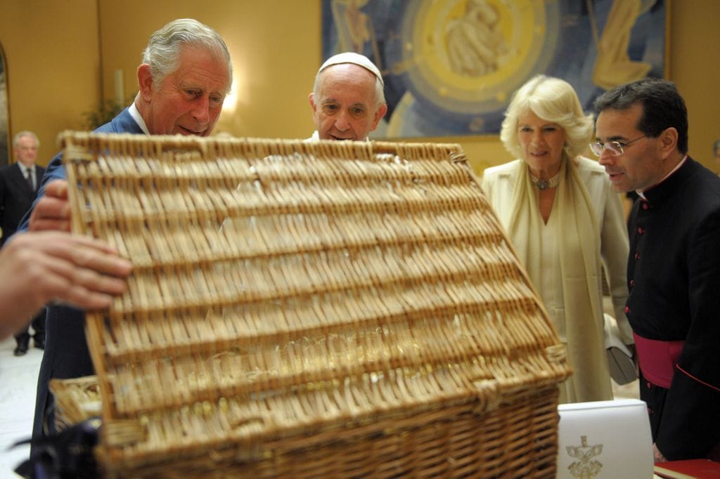 Los reyes Carlos y Camilla en el Vaticano con el Papa Francisco 