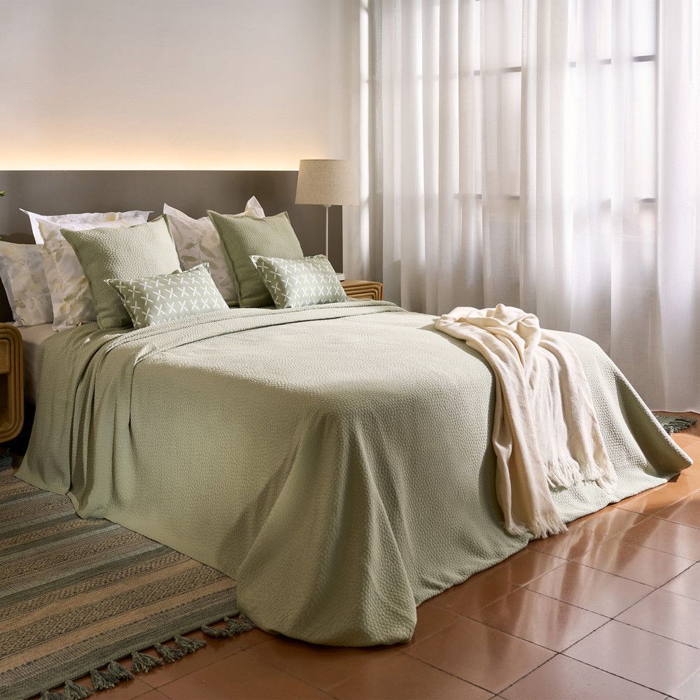 Dormitorio con ropa de cama verde