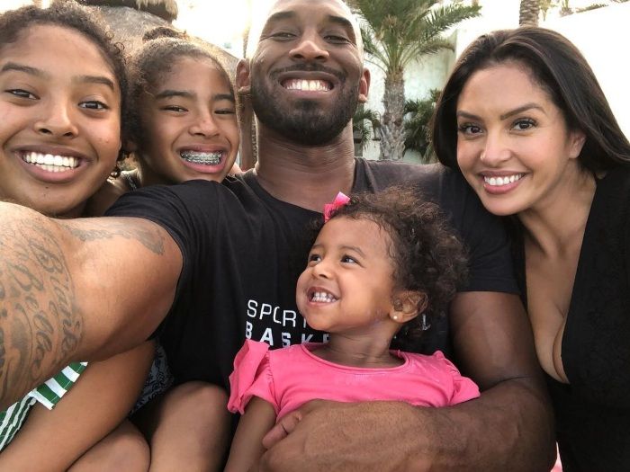 Vanessa y Kobe Bryant con sus hijas