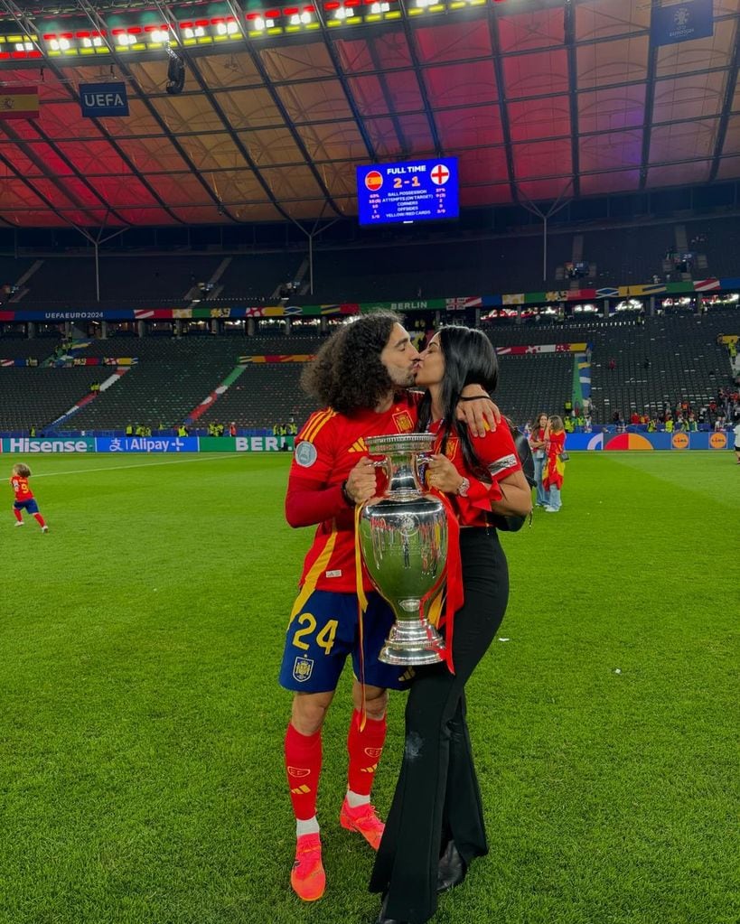 Cucurella con su pareja Claudia Rodríguez en la final de la Eurocopa 2024
