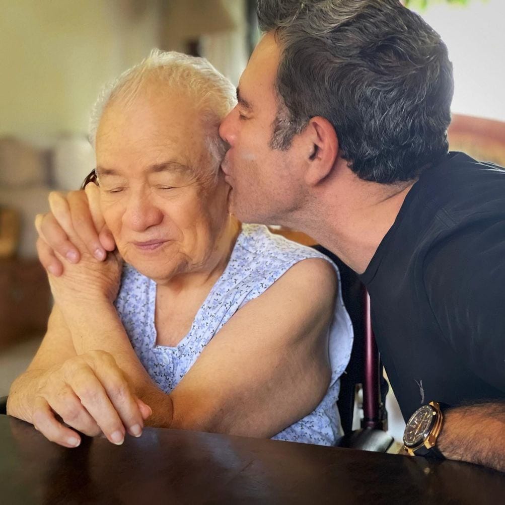 Héctor Sandarti y su mamá