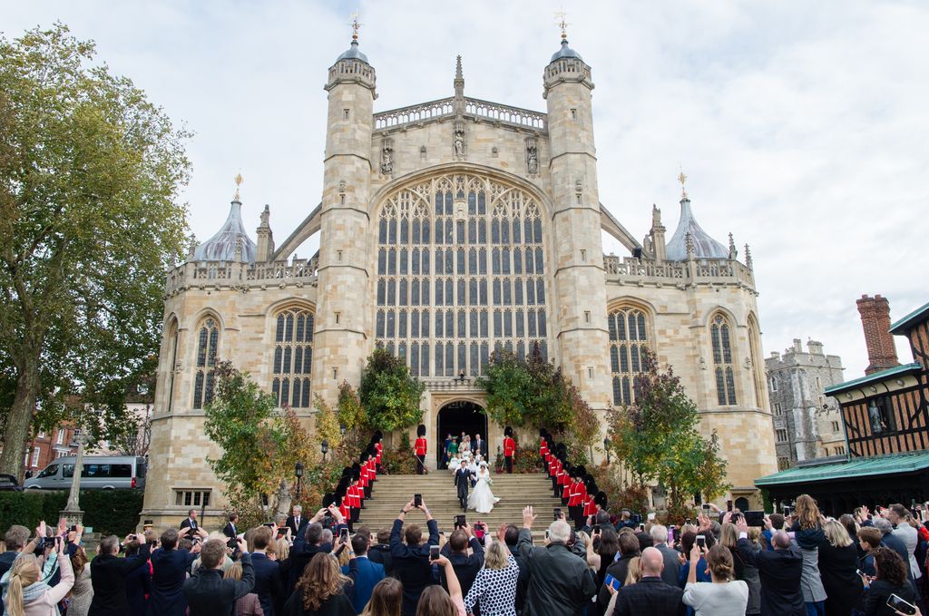 Eugenia de York y Jack Brooksbank el día de su boda, saliendo de la iglesia