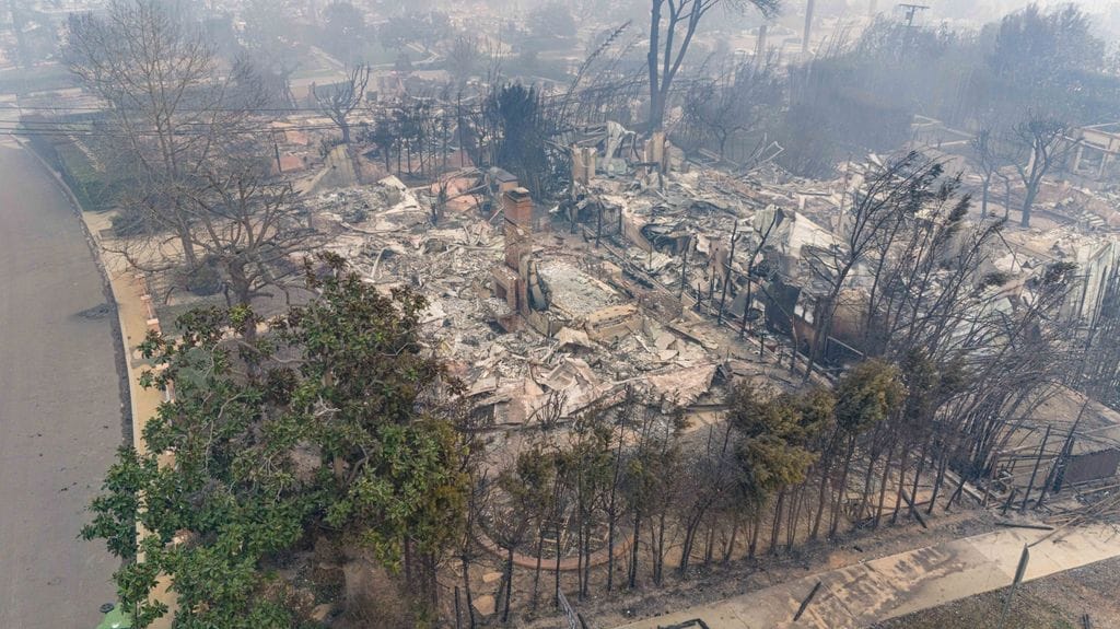 El fuego, que sigue siendo controlado por las autoridades, ha dejado una estela de destrucción, afectando gravemente la propiedad de la estrella de Hollywood.