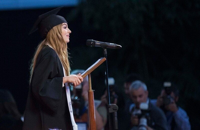 Sofía Castro, feliz durante la entrega de diplomas del Colegio Miraflores