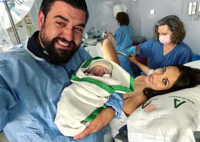 Manu Sánchez, su pareja y su hija Leonor