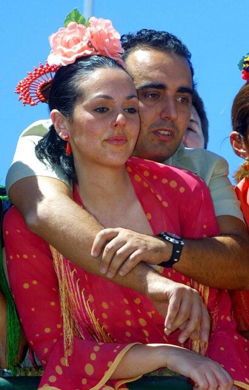 La pareja en la romería de la Virgen del Rocío en el año 2002, un acontecimiento muy importante en la familia de Rocío Jurado al que siempre acudían con devoción. Rocío y Fidel llevaban entonces tres años y él era uno más en la familia
