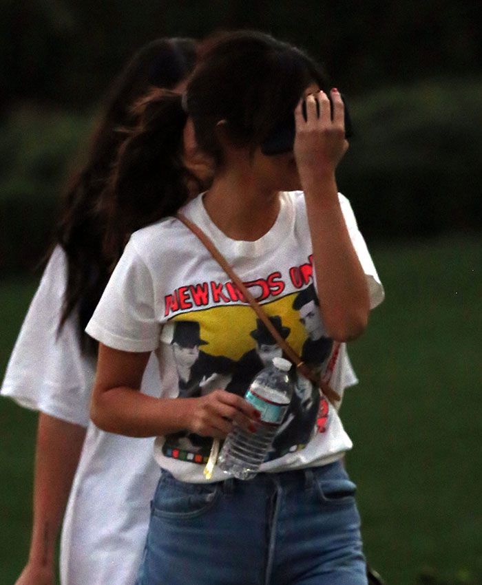 Selena Gomez con una camiseta de New Kids On the Block en su llegada a su domicilio