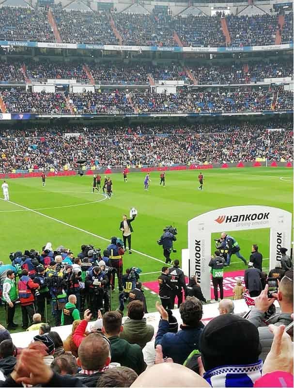 Sergio Ramos, en el Bernabéu ofreciendo la Supercopa a la afición