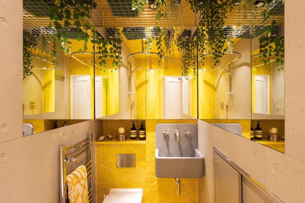 Cuarto de baño decorado en amarillo y gris