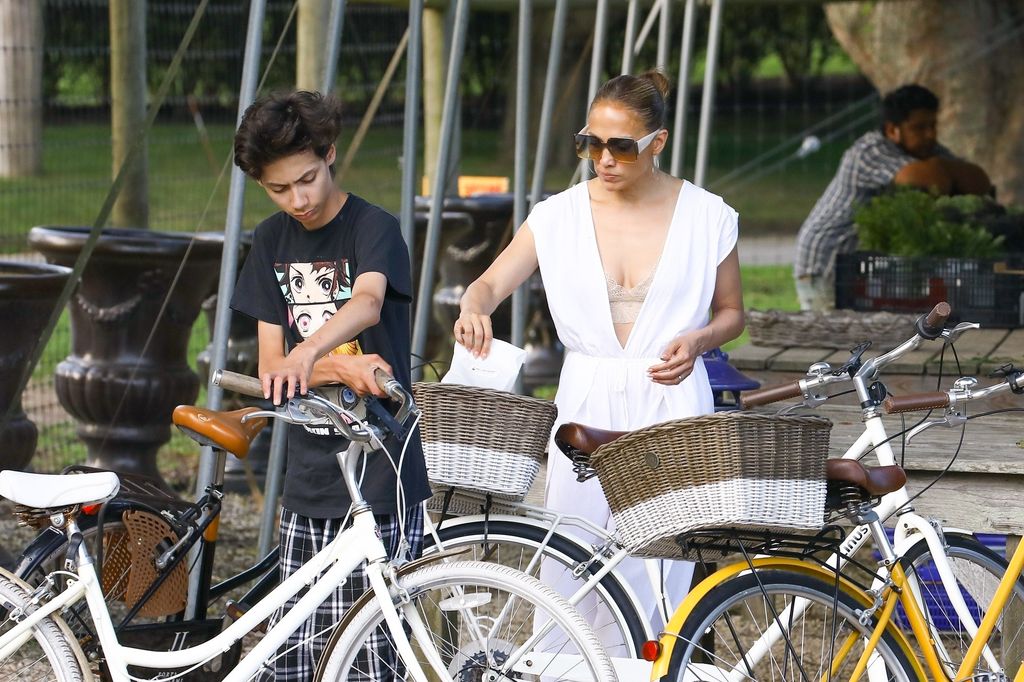 Jennifer Lopez y su hijo Max
