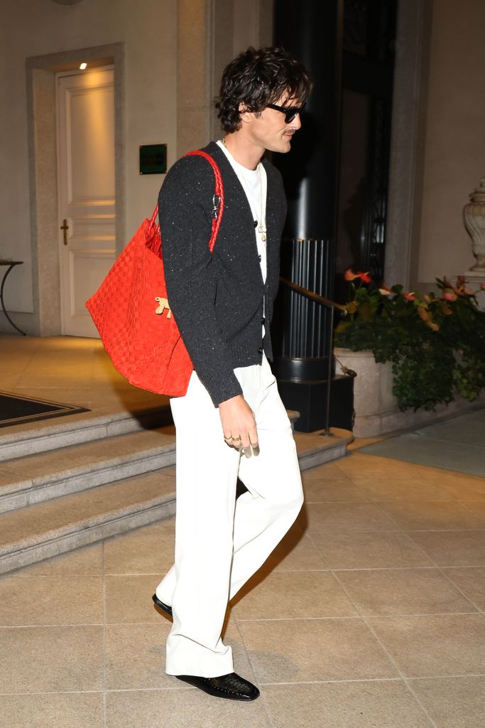 Jacob Elordi luce con mucho estilo su bolso en Milán