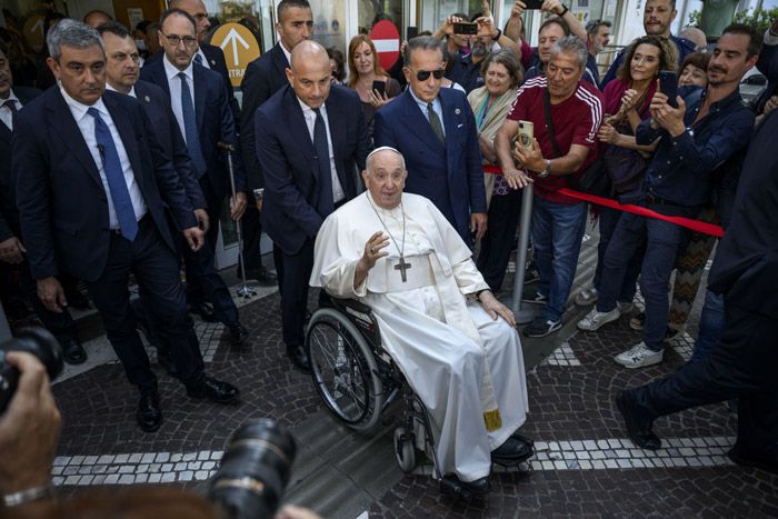 papa Francisco abandonando el hospital 