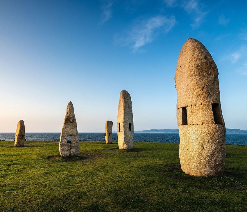 Menhires, parque escultórico Torre de Hércules, faro romano, A Coruña