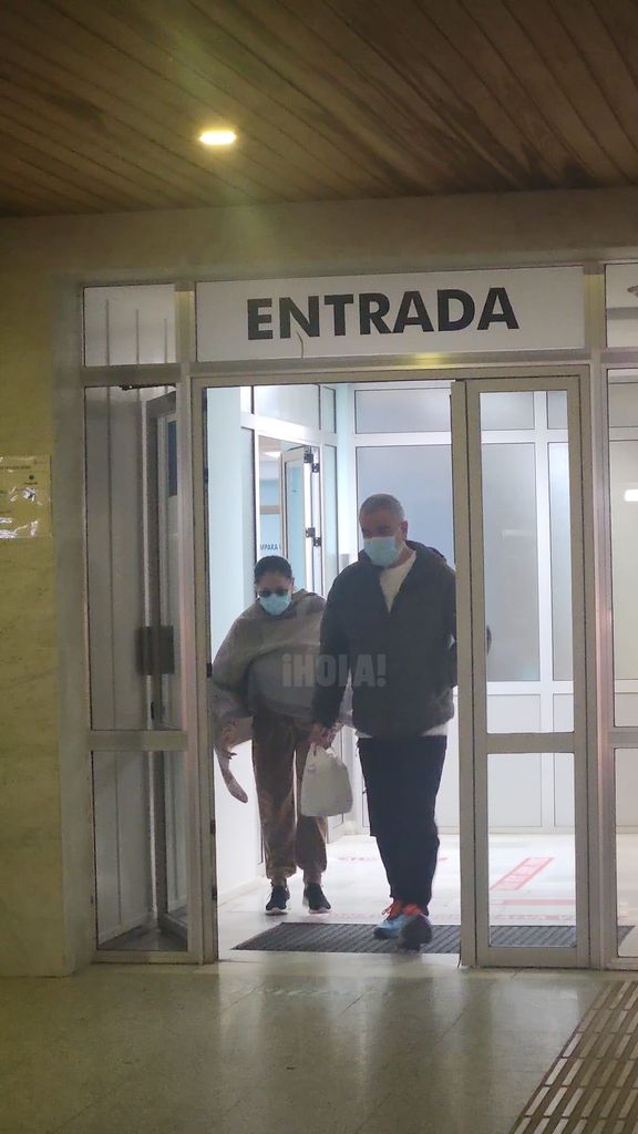 Isabel Pantoja y su hermano Agustín entrando en el hospital