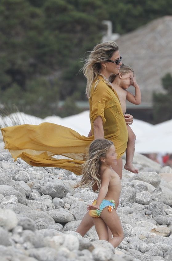 Carla Pereyra y sus hijas