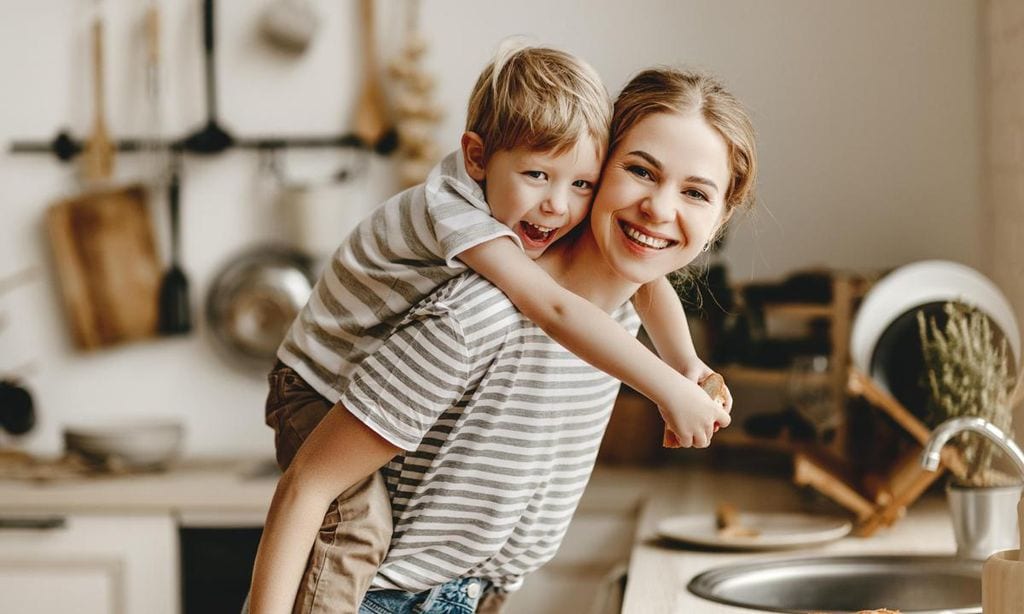 mam divertida con su hijo