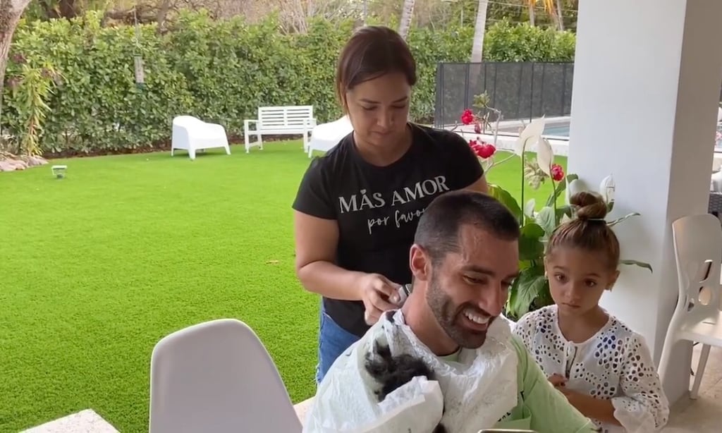 Adamari López y su hija le cortan el cabello a Toni Costa