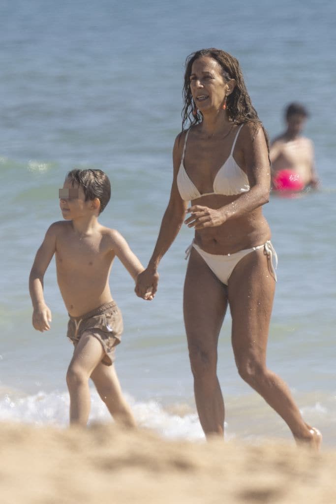 Rosario Flores junto a su sobrino Noah en Cádiz en julio de 2024  