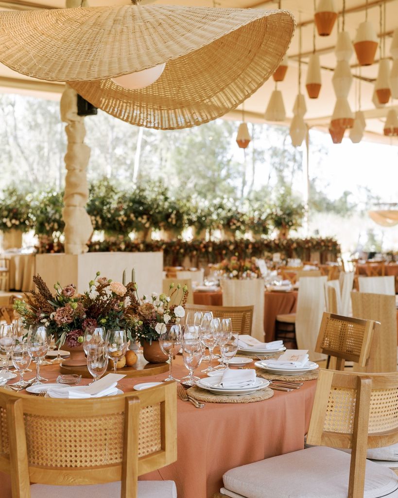 Decoración con manteles de boda a color naranja caldera