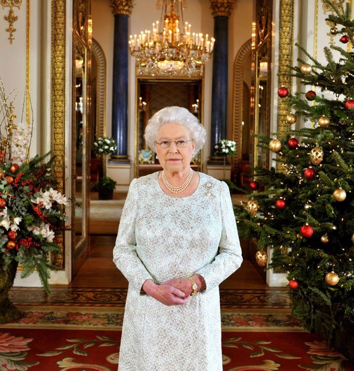 La reina Isabel ante el árbol de Navidad
