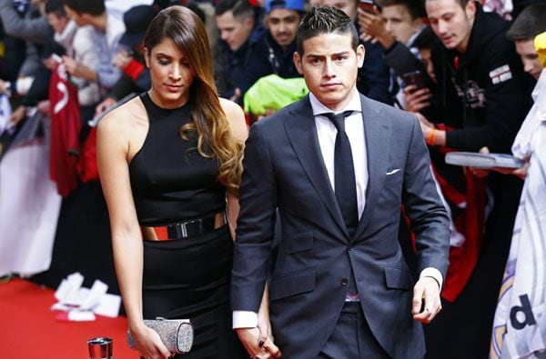 El colombiano James Rodríguez, a su llegada a la gala junto a su mujer, Daniela Ospina
