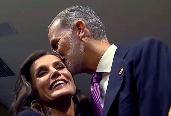 Felipe VI besa a doña Letizia