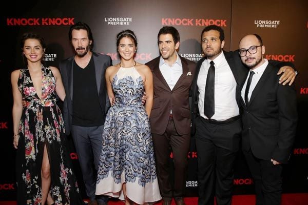 Ana de Armas con sus compañeros de reparto Keanu Reeves y Lorenza Izzo, el director Eli Roth, Aaron Burns y el guionista Nicolas Lopez
