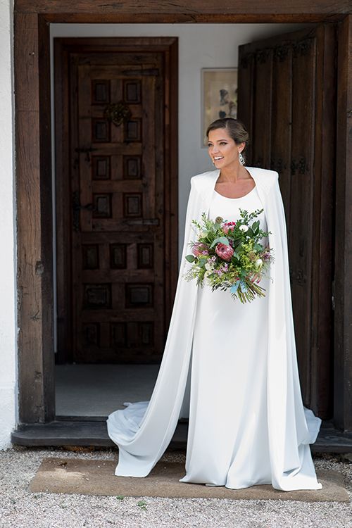 Vestido de novia con capa