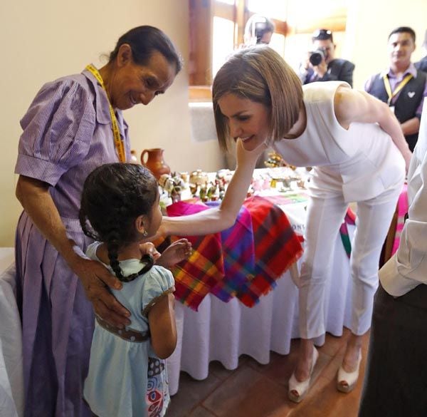 La Reina estuvo especialmente cariñosa con una de las pequeñas que se acercó a hablar con ella en esta visita
