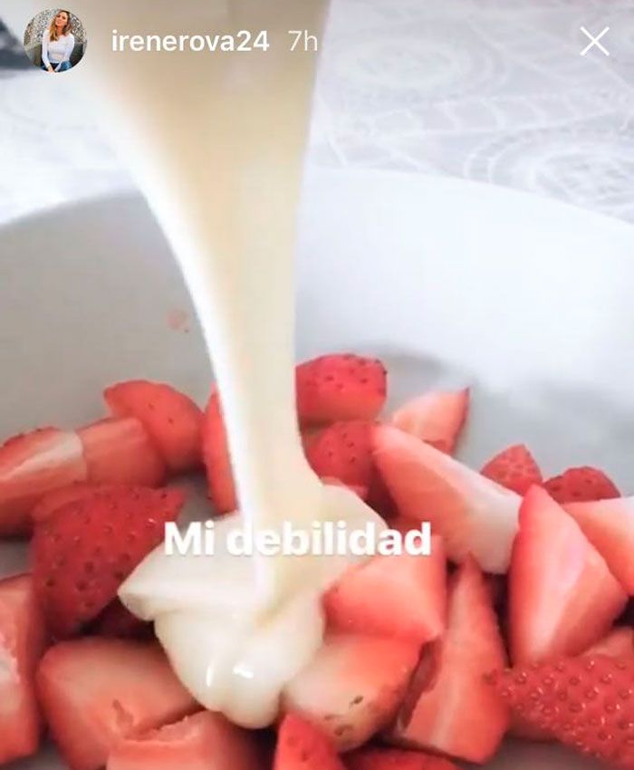 Storie de Irene Rosales en el que muestra su antojo de fresas con leche condensada