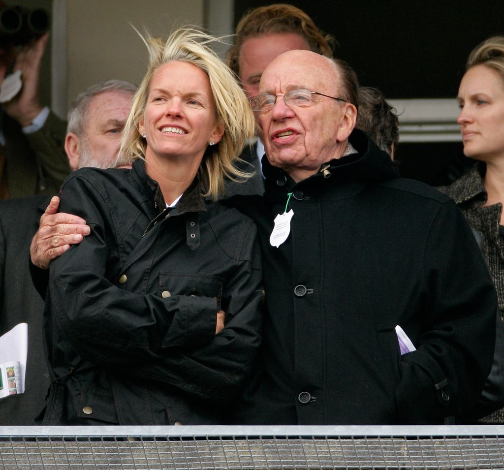 Elisabeth Murdoch y su padre Rupert Murdoch en las carreras de caballos en Cheltenham en 2010