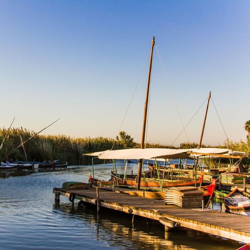 barcas en la albufera de valencia