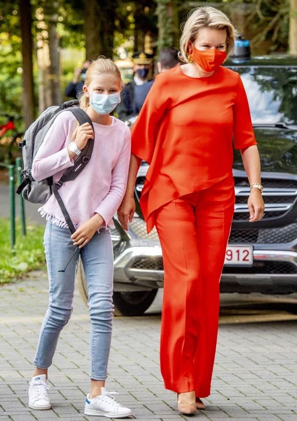 Matilde de Bélgica con conjunto naranja