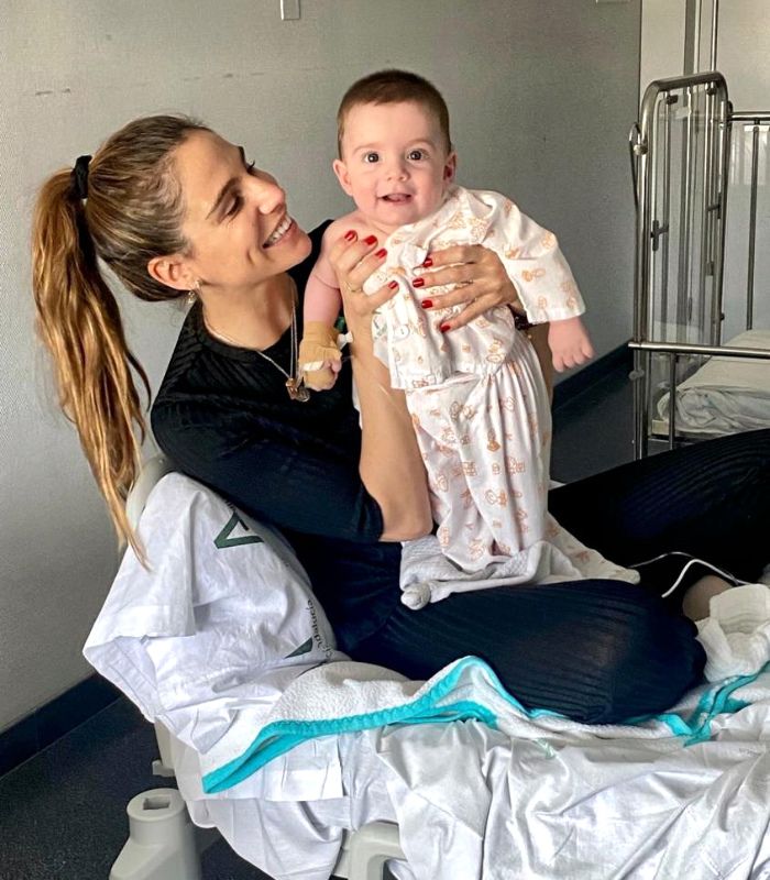 Lucía Villalón junto a su hijo Diego en el hospital