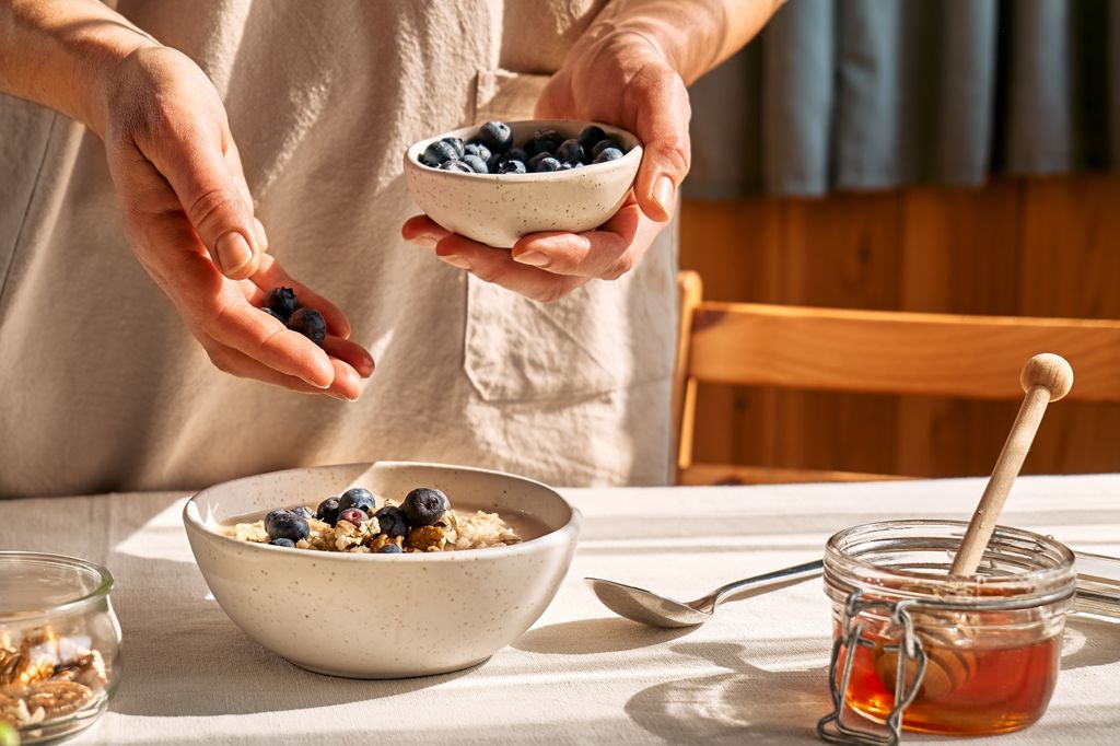 Mujer preparando un porridge