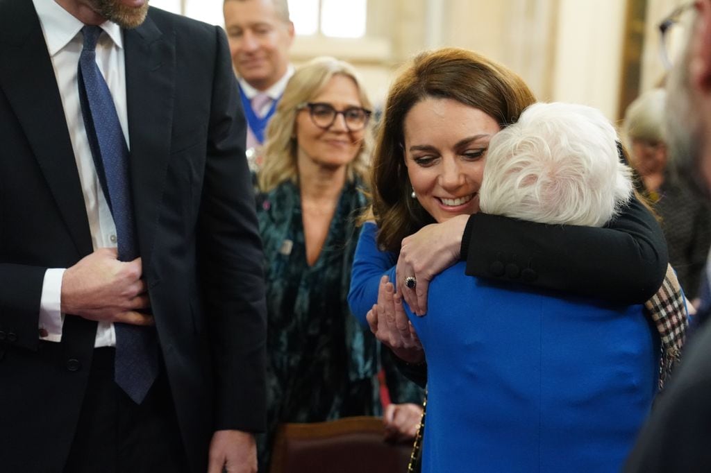 Kate abrazó cálidamente a Yvonne Bernstein, sobreviviente del Holocausto.