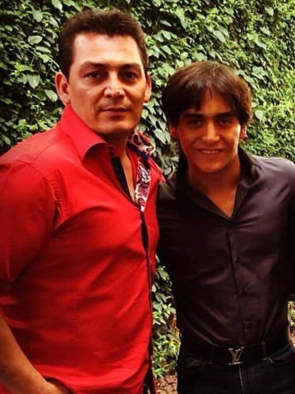 Julián Figueroa con su hermano mayor, José Manuel Figueroa