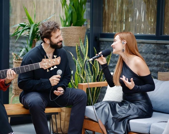 Başak Gümülcinelioğlu y Çağrı Çıtanak, de 'Love is in the air', han celebrado su primer aniversario de casados cantando en directo juntos