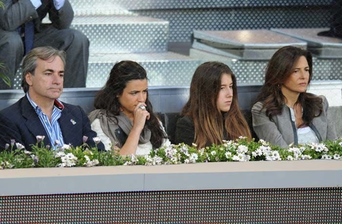 Carlos Sainz y su mujer, Reyes, junto a sus dos hijas en un partido de tenis