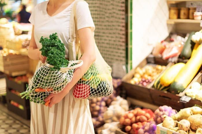 mujer cargando bolsas de la compra